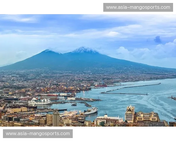 那不勒斯与切沃:维苏威火山下的足球史诗与紫色荣耀的交响